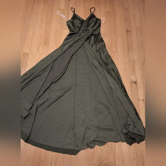 Olive green formal gown w. Slit - Picture 8 of 8